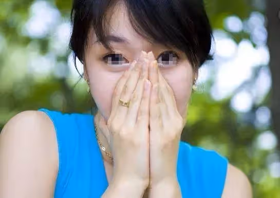 父親大小便失禁，請保姆後卻「從未尿過褲子」女兒裝監控「觀察保姆工作」淚奔：親閨女都做不到！