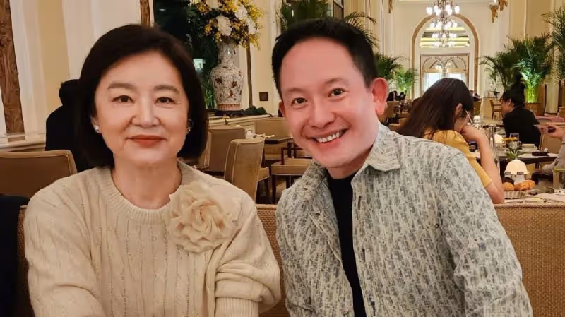 68歲林青霞與向華強侄子聚餐，無名指戴巨大鑽戒，素顏仍貴氣優雅