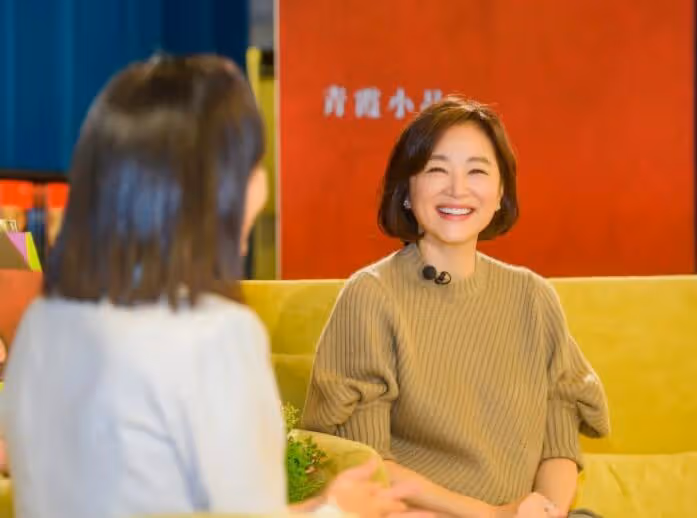 68歲林青霞與向華強侄子聚餐，無名指戴巨大鑽戒，素顏仍貴氣優雅