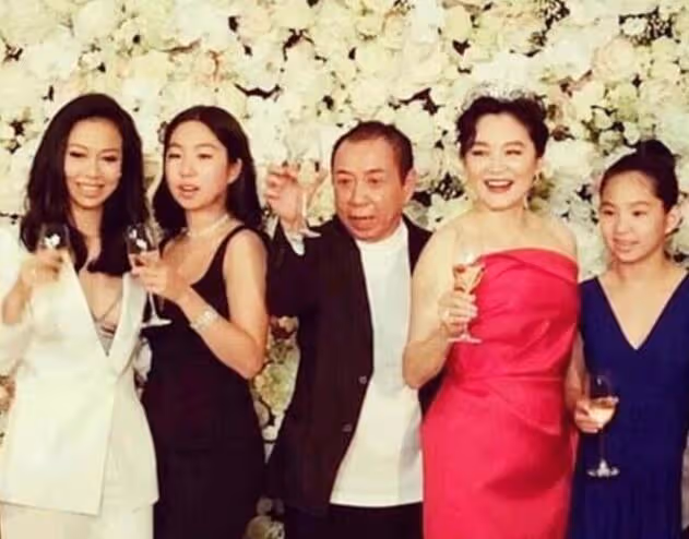 68歲林青霞與向華強侄子聚餐，無名指戴巨大鑽戒，素顏仍貴氣優雅