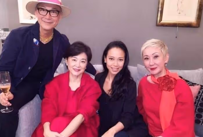 68歲林青霞與向華強侄子聚餐，無名指戴巨大鑽戒，素顏仍貴氣優雅