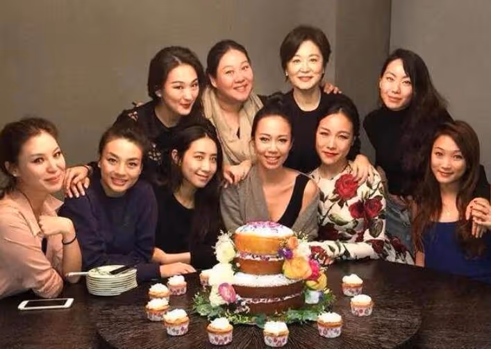 68歲林青霞與向華強侄子聚餐，無名指戴巨大鑽戒，素顏仍貴氣優雅