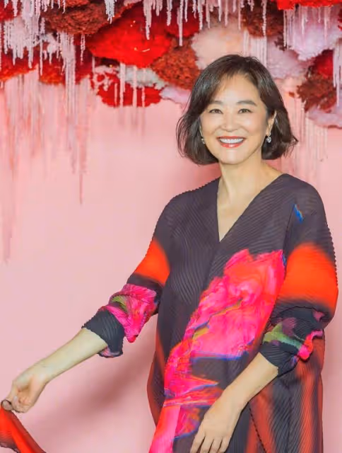 68歲林青霞與向華強侄子聚餐，無名指戴巨大鑽戒，素顏仍貴氣優雅