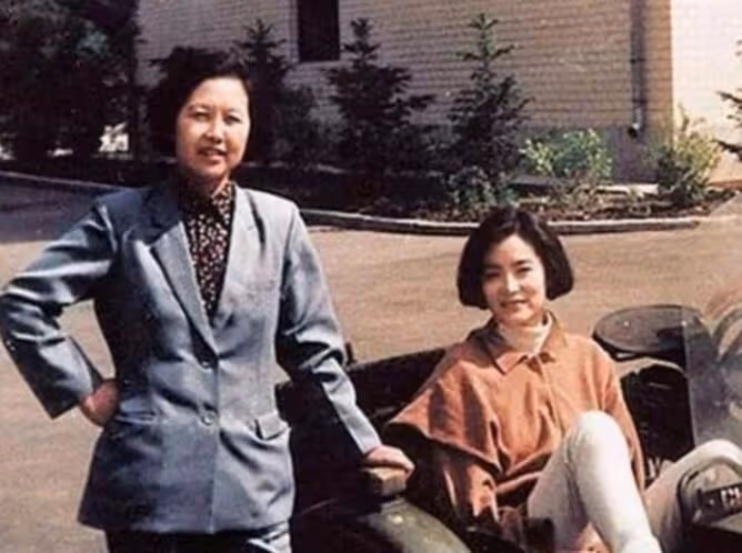 68歲林青霞與向華強侄子聚餐，無名指戴巨大鑽戒，素顏仍貴氣優雅