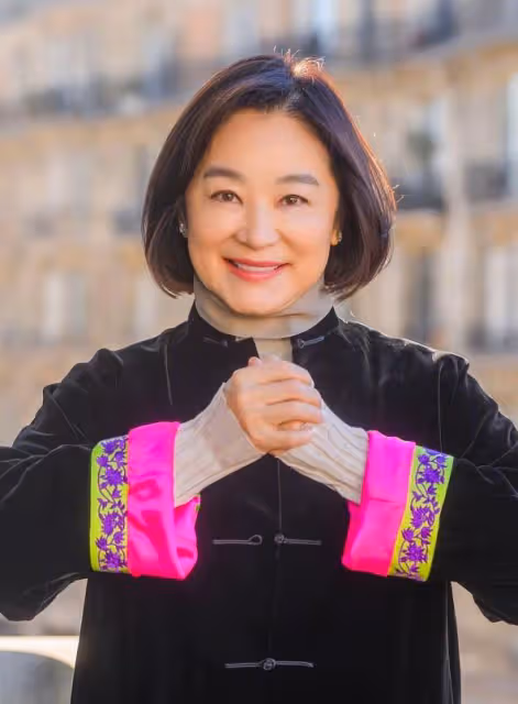 68歲林青霞與向華強侄子聚餐，無名指戴巨大鑽戒，素顏仍貴氣優雅