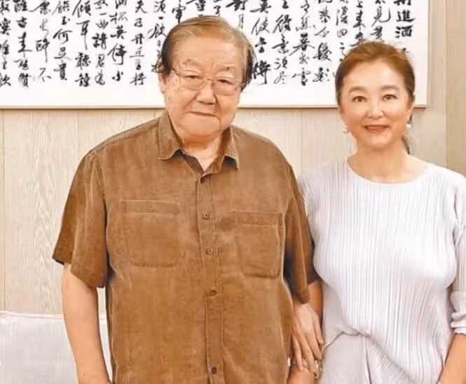 68歲林青霞與向華強侄子聚餐，無名指戴巨大鑽戒，素顏仍貴氣優雅