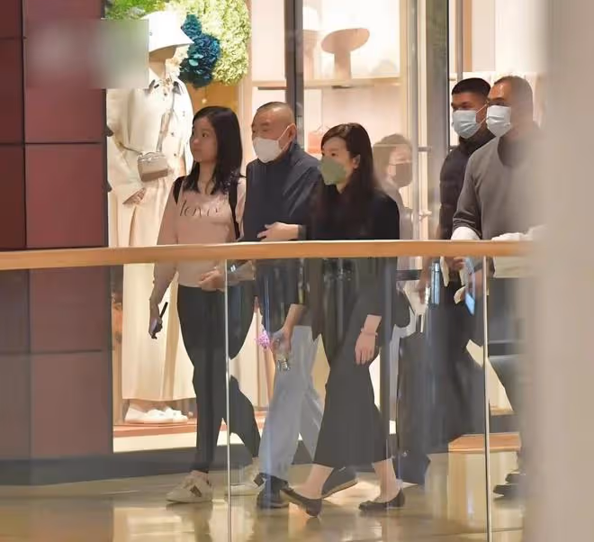 劉鑾雄與呂麗君女兒牽手逛街，力證父女和好！已承諾分財產給對方