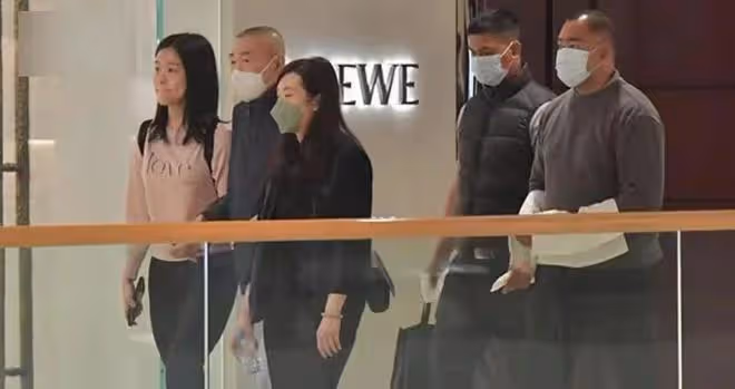 劉鑾雄與呂麗君女兒牽手逛街，力證父女和好！已承諾分財產給對方