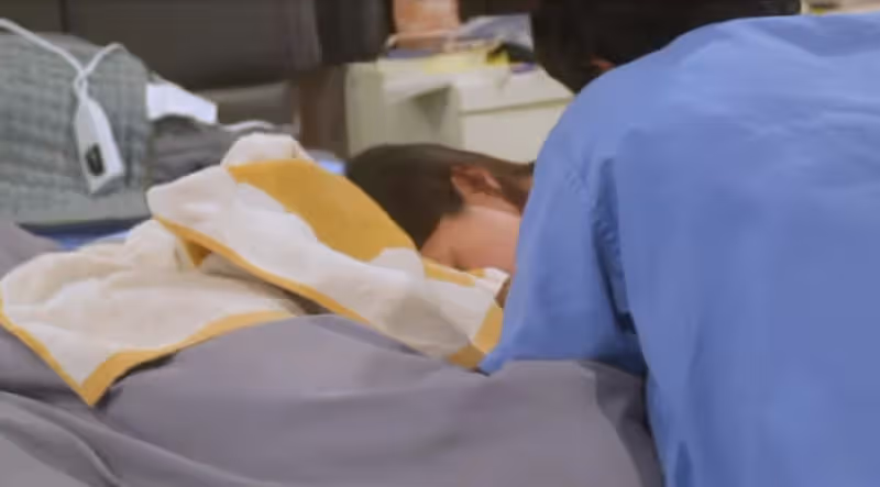 鍾嘉欣首次曝光在家生三胎全過程,坐浴缸里分娩,神情痛苦很堅強