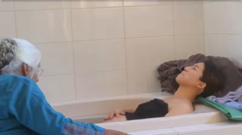鍾嘉欣首次曝光在家生三胎全過程，坐浴缸里分娩，神情痛苦很堅強