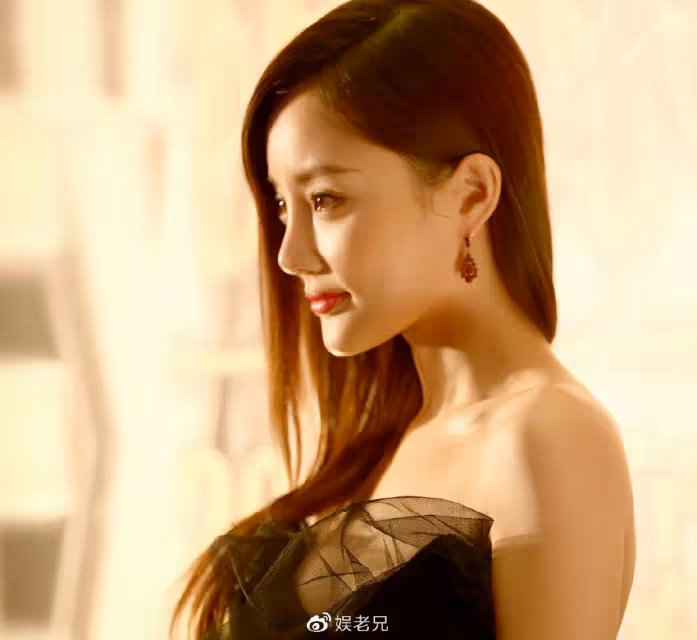 41歲李小璐過節曬照,網友惡意滿滿,評論區堪比車禍現場!