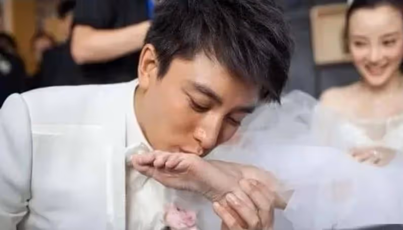 41歲李小璐過節曬照，網友惡意滿滿，評論區堪比車禍現場！