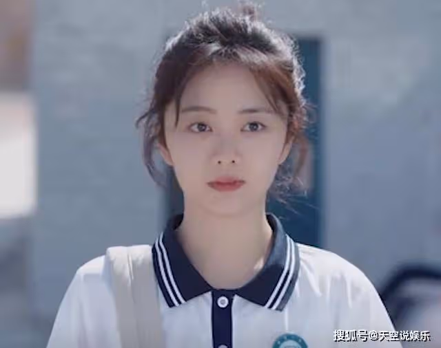 《歸路》譚松韻校服高馬尾清純爆表，井柏然迷的眼都移不開
