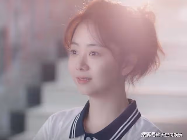 《歸路》譚松韻校服高馬尾清純爆表，井柏然迷的眼都移不開
