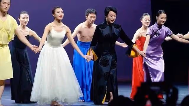 金星為何偏愛旗袍?當金星穿上連體褲,網友恍然大悟,女人味全無