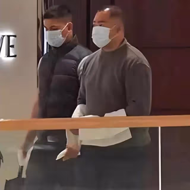 劉鑾雄與呂麗君女兒牽手逛街,仇視8年關係破冰,甘比未在身旁