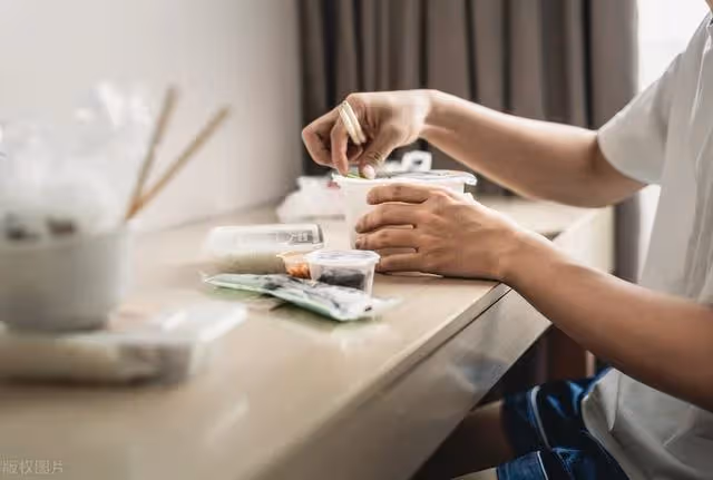 8隻螃蟹,我吃一隻,兒媳怒摔筷子,兒子冷著臉,我當晚回了家
