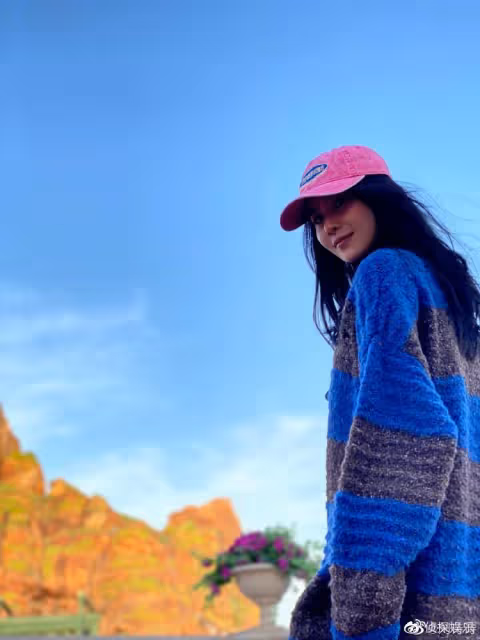 劉詩詩36歲生日寫真,穿修身裙秀螞蟻腰身材,天鵝頸一字肩搶鏡