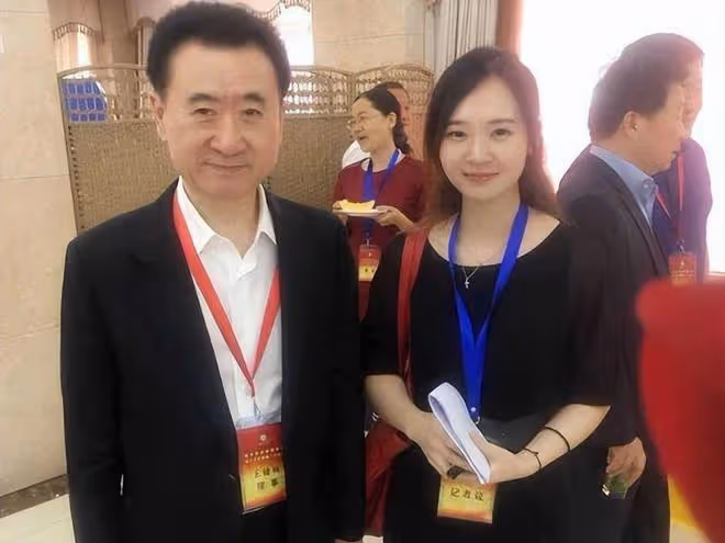 王健林專屬女秘書:中專畢業,年薪七位數,打敗眾多985碩士