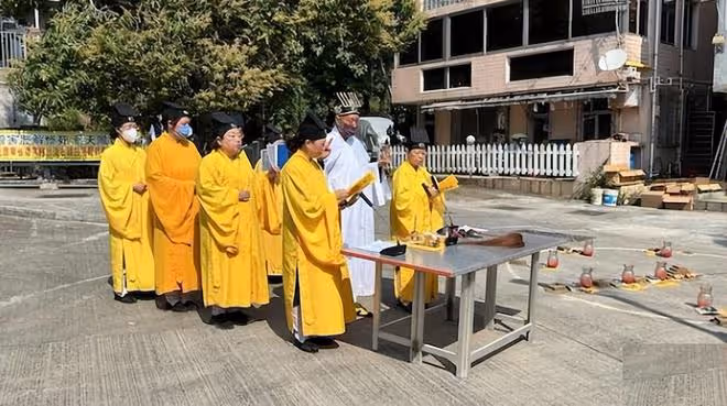 蔡天鳳案發現場舉行超度儀式:7個法師拉橫符,村民排隊輪流上香