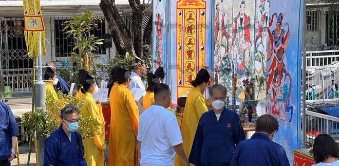 蔡天鳳案發現場舉行超度儀式:7個法師拉橫符,村民排隊輪流上香