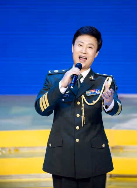 52歲耿為華現身陝西農村，腳踩黃土地干農活，手拿鐵鍬邊鏟邊高歌