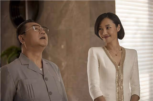穿泳衣考驗范偉，用20萬砸白百合，電影沒上映馮小剛就血賺8000萬