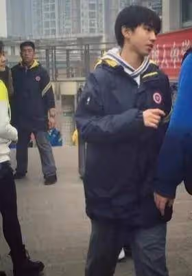 私生飯偷拍張頌文妻子陪兒子練習滑板,網友:趕緊進廠打螺絲吧!
