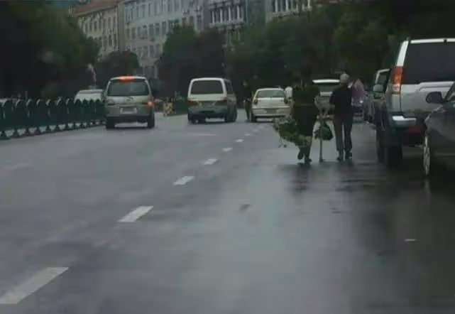 私生飯偷拍張頌文妻子陪兒子練習滑板,網友:趕緊進廠打螺絲吧!