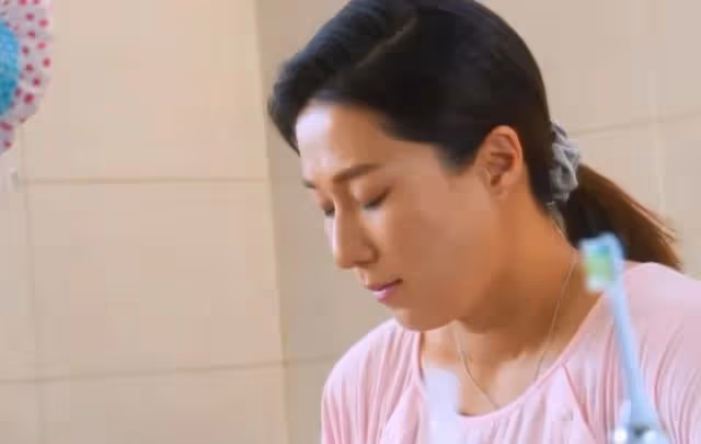 罕見!TVB前當家花旦生三胎過程曝光,浴缸中生產被贊勇敢