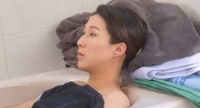 罕見!TVB前當家花旦生三胎過程曝光,浴缸中生產被贊勇敢