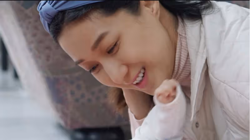 不去醫院，在家裡浴缸生三胎，38歲少還女感十足，鍾嘉欣是個狠人