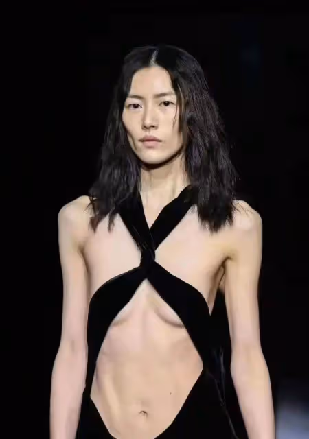 時裝周明星造型翻車?黃聖依像穿睡衣,超模上衣失蹤被吐槽無底線