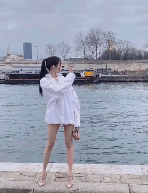 時裝周明星造型翻車?黃聖依像穿睡衣,超模上衣失蹤被吐槽無底線