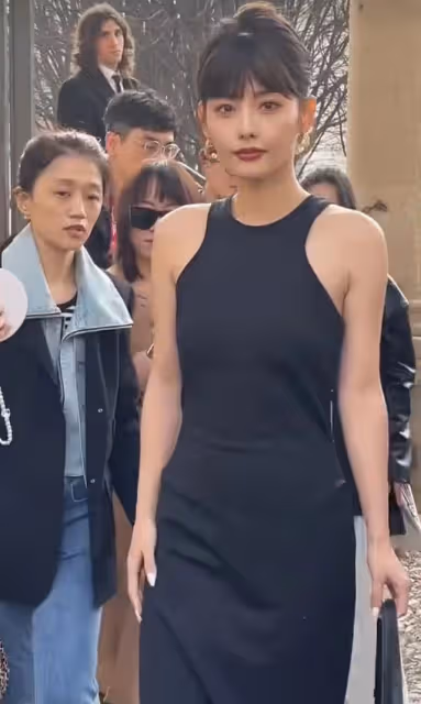 時裝周明星造型翻車?黃聖依像穿睡衣,超模上衣失蹤被吐槽無底線