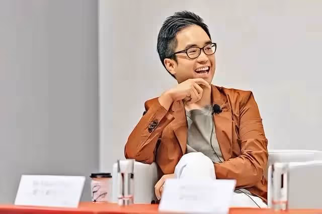 香港豪門兩大精英:霍啟剛走仕途初見鋒芒,鄭志剛在商界叱吒風雲