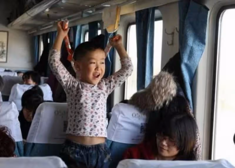 兒子在區間車上吃泡麵，味道擴散被乘客罵「沒教養」爸爸回懟一句話「理性又霸氣」令其當場噤聲