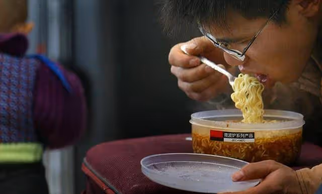 兒子在區間車上吃泡麵，味道擴散被乘客罵「沒教養」爸爸回懟一句話「理性又霸氣」令其當場噤聲
