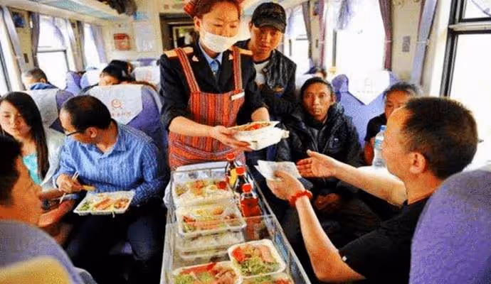 兒子在區間車上吃泡麵，味道擴散被乘客罵「沒教養」爸爸回懟一句話「理性又霸氣」令其當場噤聲