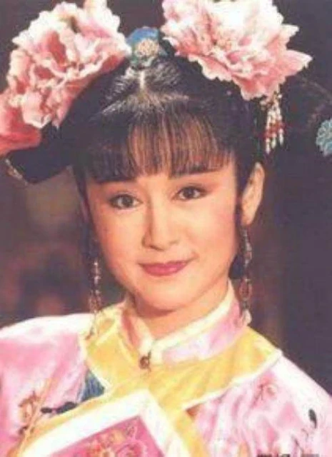 73歲「美魔女」潘迎紫曝近照，身材玲瓏氣質甜美，臉部狀態卻讓人嘆息，被酸「不老女神也老了」，網友嗆：這才是最美狀態