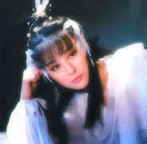 73歲「美魔女」潘迎紫曝近照，身材玲瓏氣質甜美，臉部狀態卻讓人嘆息，被酸「不老女神也老了」，網友嗆：這才是最美狀態