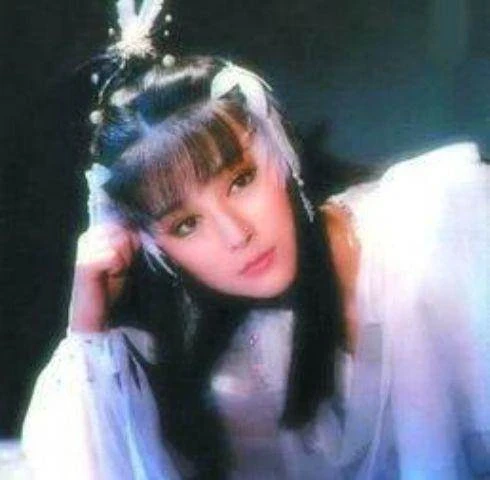 73歲「美魔女」潘迎紫曝近照，身材玲瓏氣質甜美，臉部狀態卻讓人嘆息，被酸「不老女神也老了」，網友嗆：這才是最美狀態