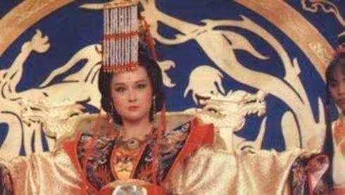 73歲「美魔女」潘迎紫曝近照，身材玲瓏氣質甜美，臉部狀態卻讓人嘆息，被酸「不老女神也老了」，網友嗆：這才是最美狀態