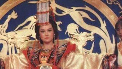 73歲「美魔女」潘迎紫曝近照，身材玲瓏氣質甜美，臉部狀態卻讓人嘆息，被酸「不老女神也老了」，網友嗆：這才是最美狀態