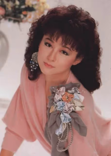 73歲「美魔女」潘迎紫曝近照，身材玲瓏氣質甜美，臉部狀態卻讓人嘆息，被酸「不老女神也老了」，網友嗆：這才是最美狀態
