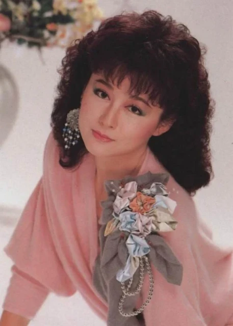 73歲「美魔女」潘迎紫曝近照，身材玲瓏氣質甜美，臉部狀態卻讓人嘆息，被酸「不老女神也老了」，網友嗆：這才是最美狀態