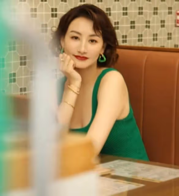 江蘇「主持一姐」挑戰港風妝容，撞臉「大嫂」高葉，李好表白愛妻