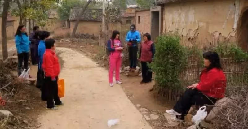 後媽捲走我爸的積蓄，我準備報警，推開門看到來人，我哽咽不語