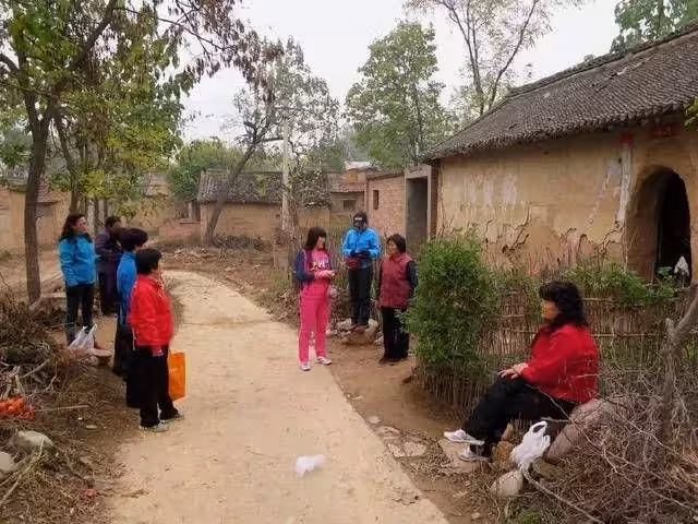 後媽捲走我爸的積蓄，我準備報警，推開門看到來人，我哽咽不語