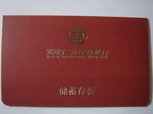 後媽捲走我爸的積蓄，我準備報警，推開門看到來人，我哽咽不語